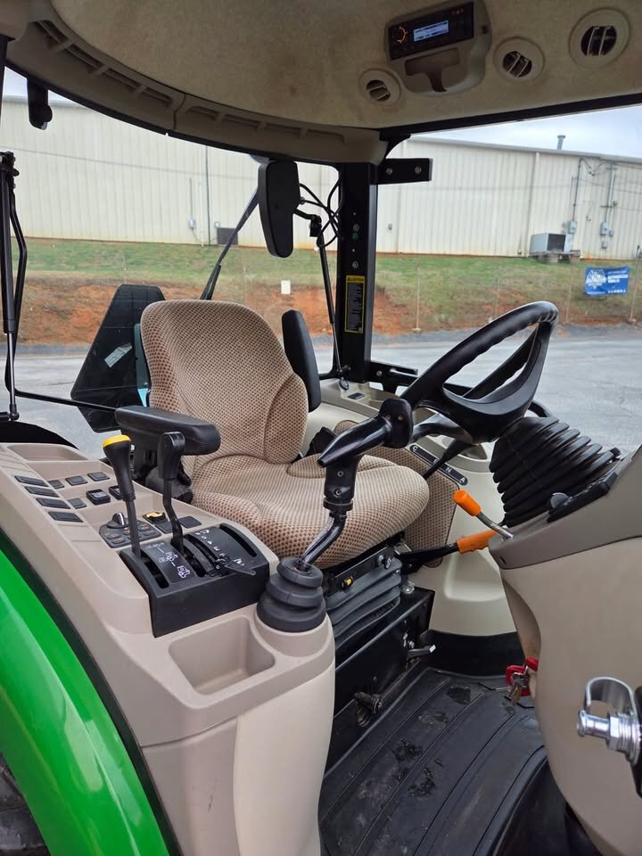 2023 John Deere 3046R Image 7