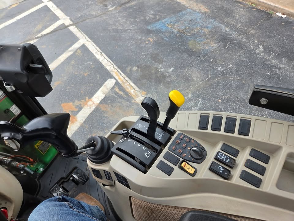 2023 John Deere 3046R Image 9