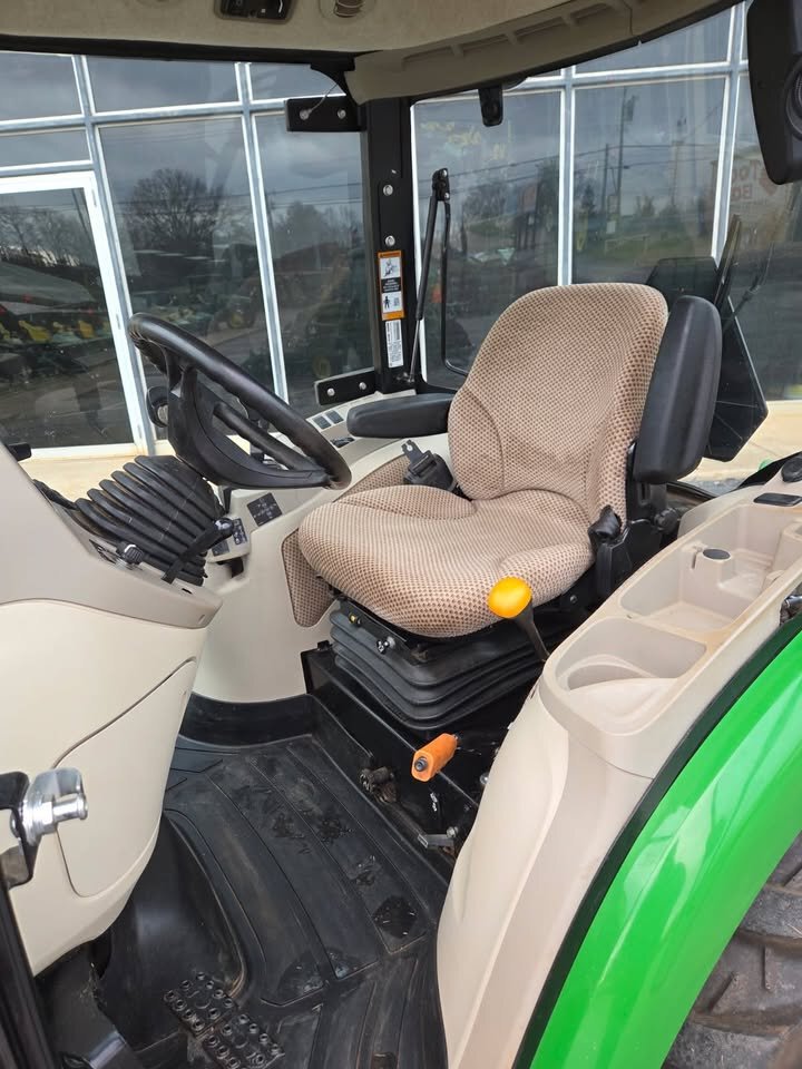 2023 John Deere 3046R Image 6