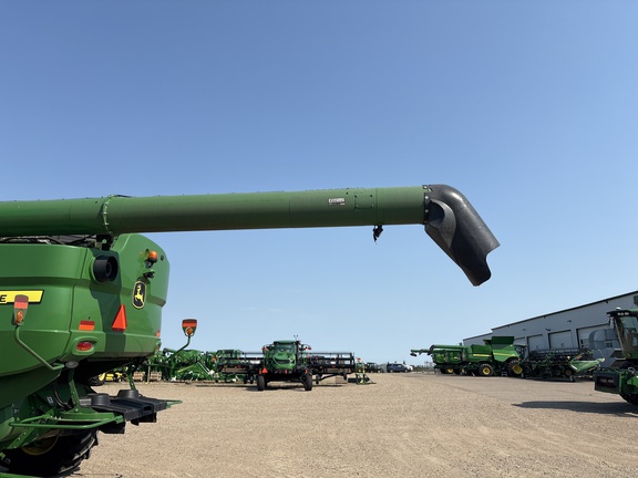 Used 2017 John Deere S690 Combines at Horizon Ag & Turf in Lloydminster, AB - Photo7