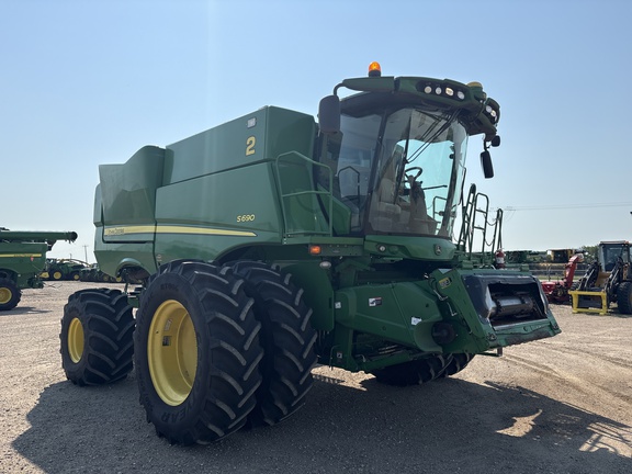 Used 2017 John Deere S690 Combines at Horizon Ag & Turf in Lloydminster, AB - Photo4