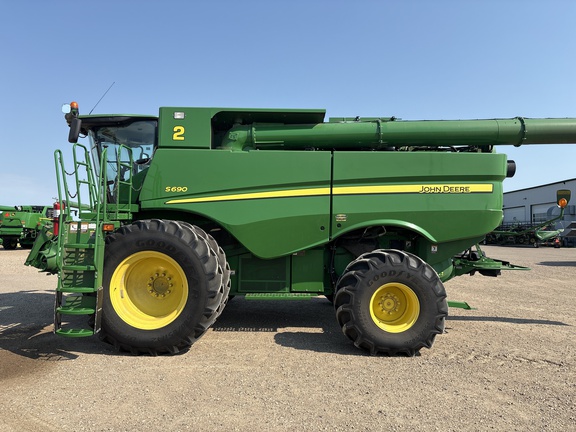 Used 2017 John Deere S690 Combines at Horizon Ag & Turf in Lloydminster, AB - Photo13