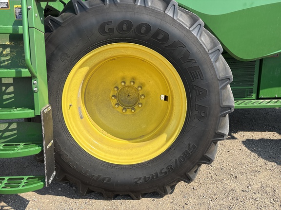 Used 2017 John Deere S690 Combines at Horizon Ag & Turf in Lloydminster, AB - Photo15