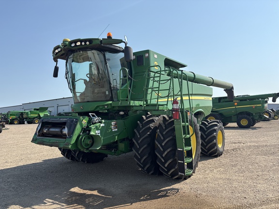  John Deere S690