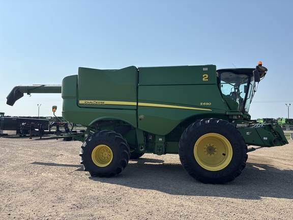 Used 2017 John Deere S690 Combines at Horizon Ag & Turf in Lloydminster, AB - Photo5