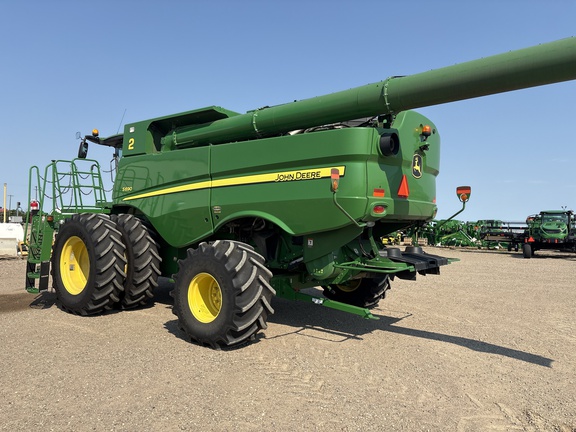 Used 2017 John Deere S690 Combines at Horizon Ag & Turf in Lloydminster, AB - Photo12