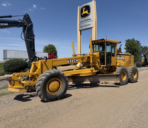 Photo of a 1999 John Deere 672CH