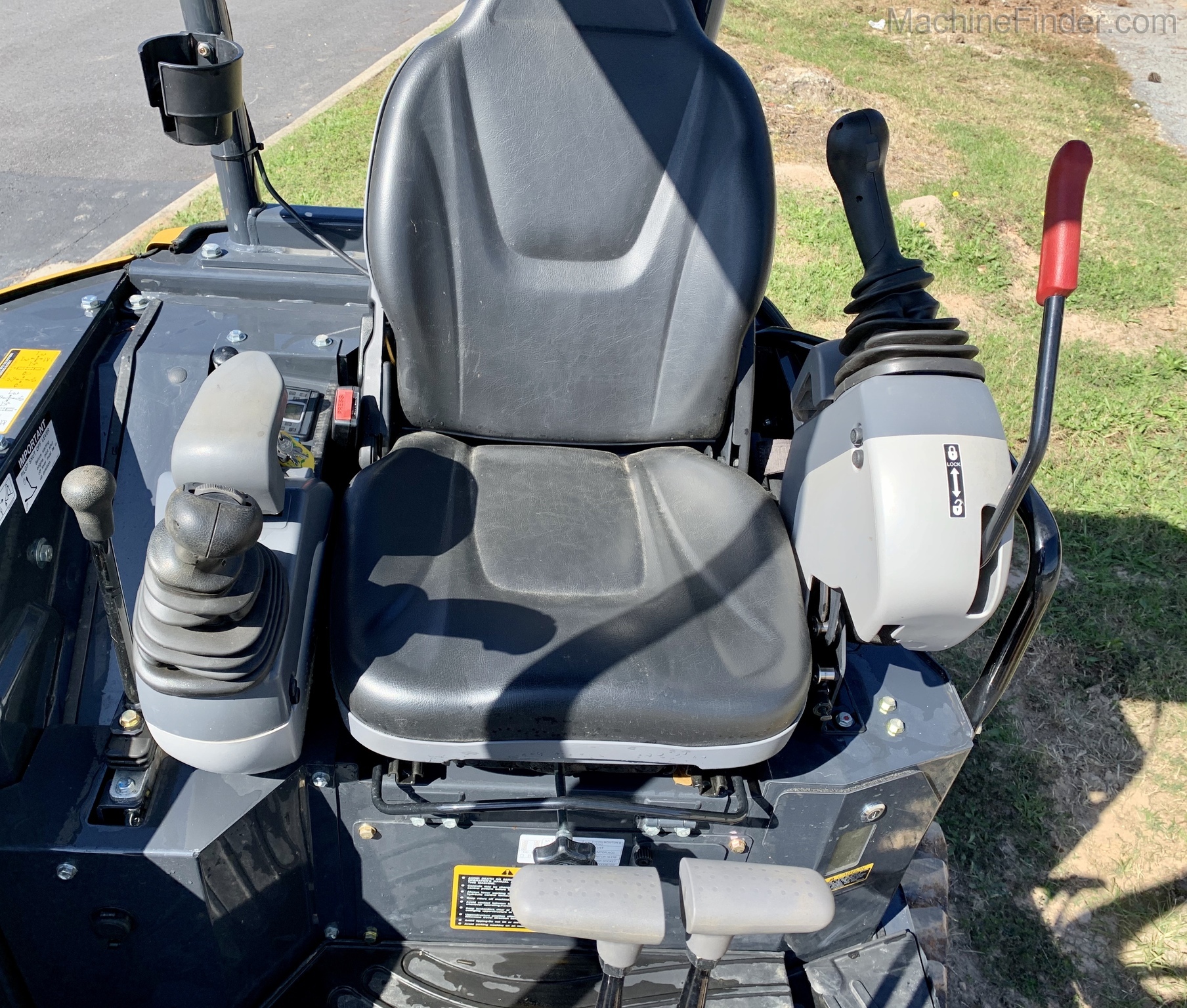 2020 John Deere 26G Image 5