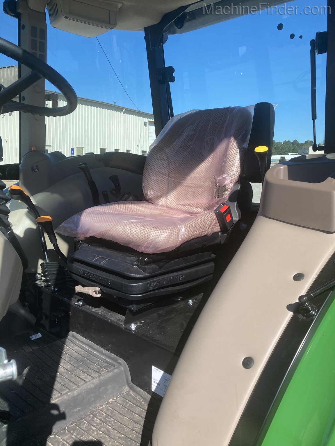 2020 John Deere 5055E Image 4