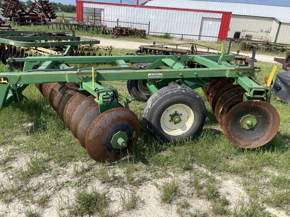 John Deere 225 Image 2