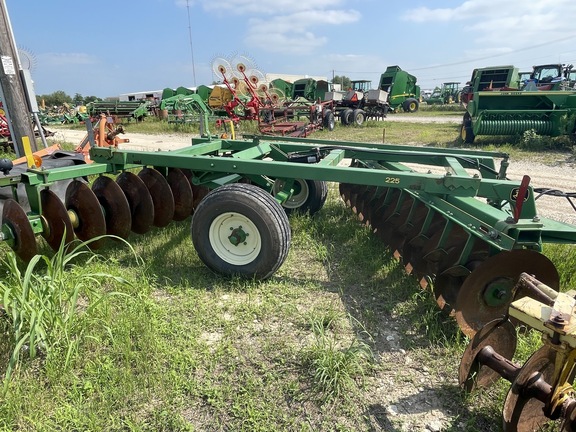 John Deere 225 Image 4