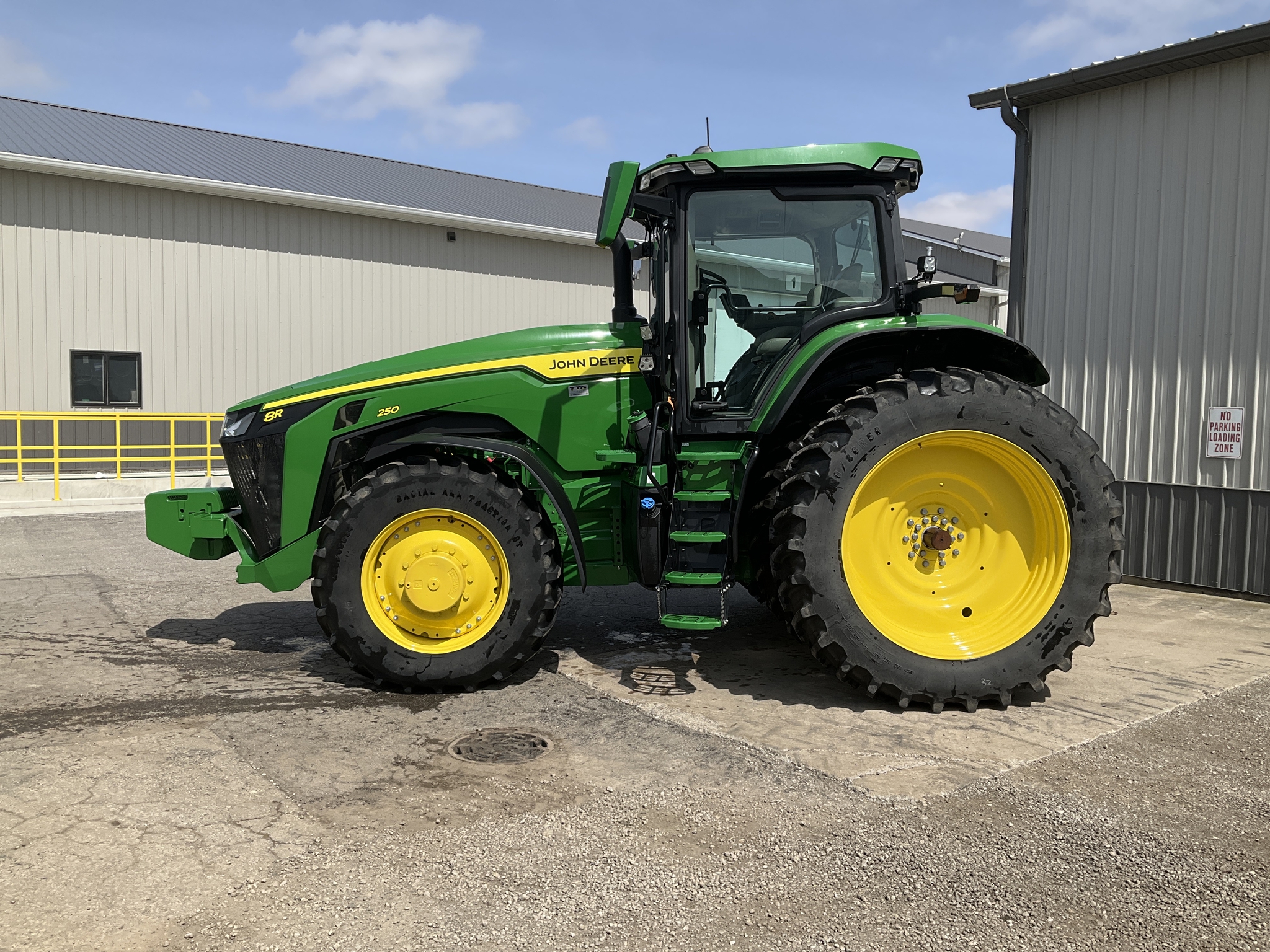 2023 John Deere 8R 250 Image 30