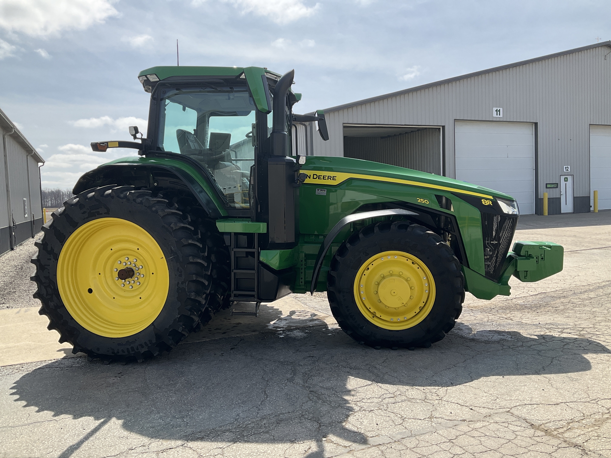 2023 John Deere 8R 250 Image 32