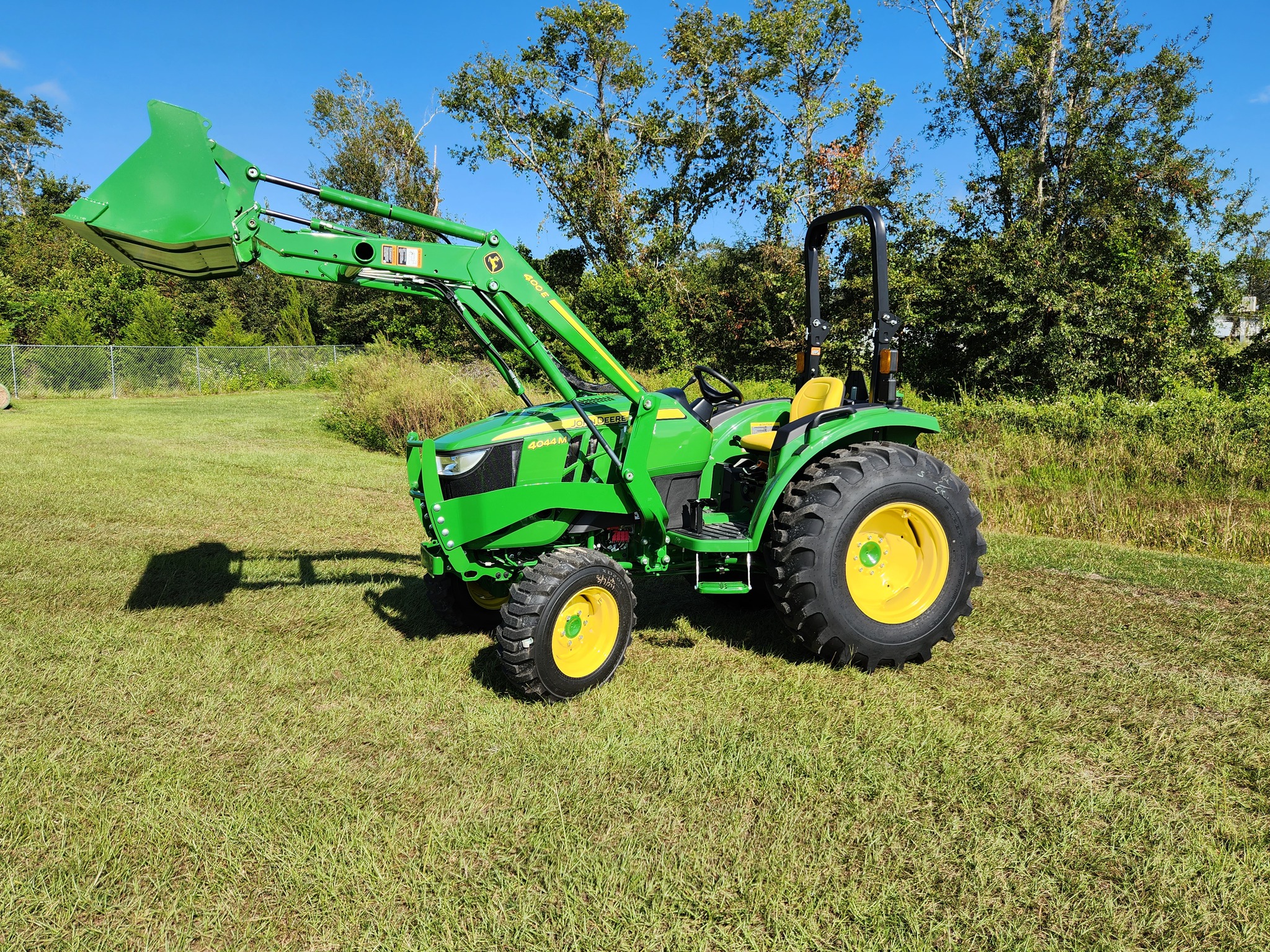 2023 John Deere 4044M Image 4