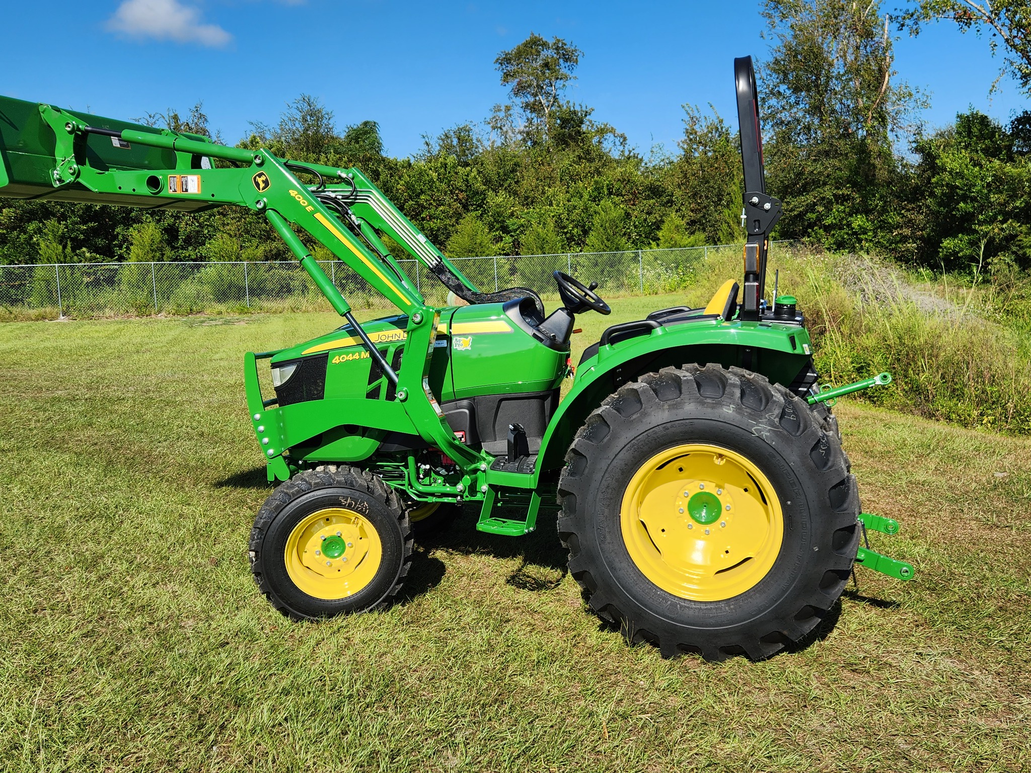 2023 John Deere 4044M Image 3