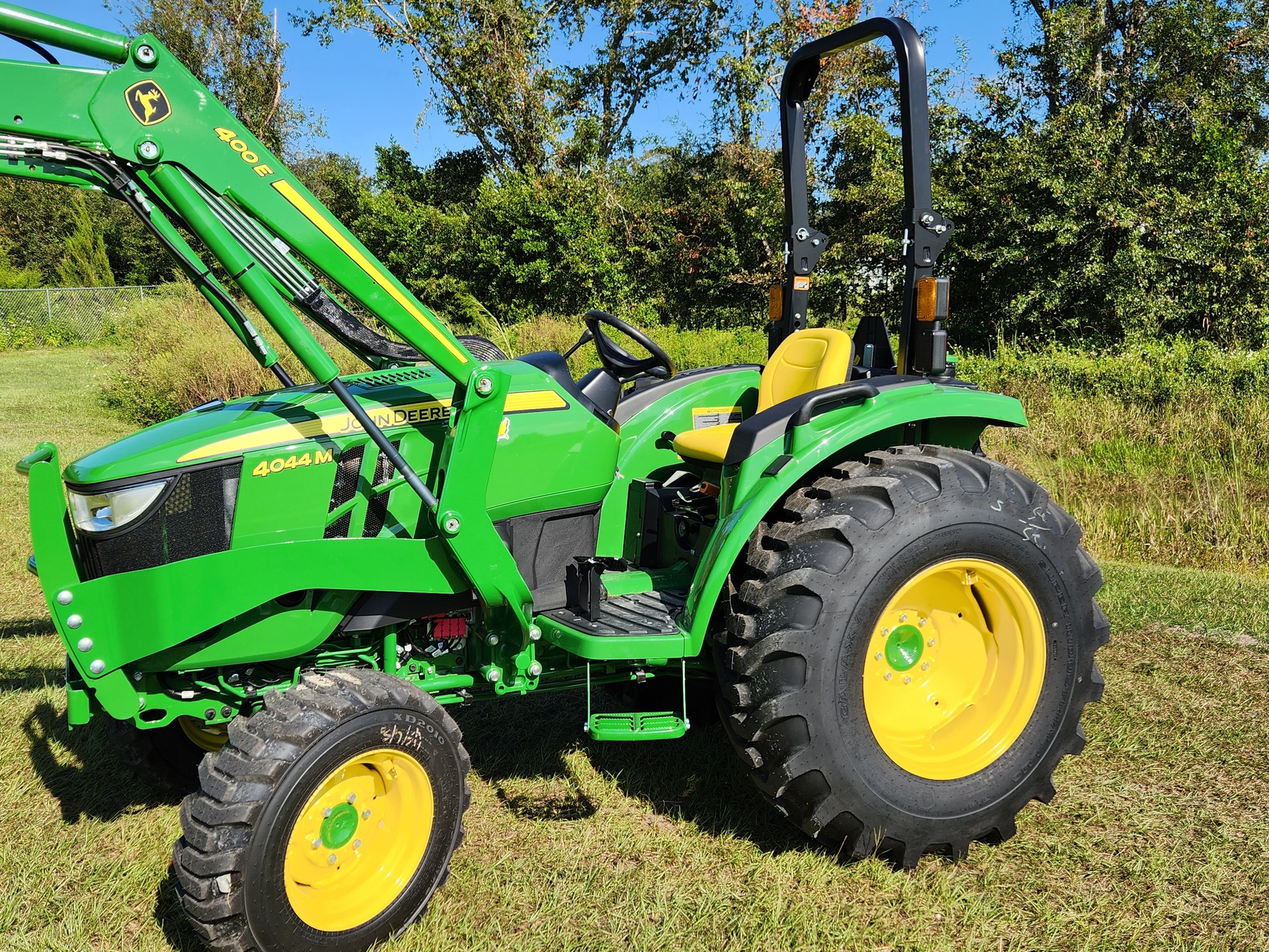2023 John Deere 4044M Image 5