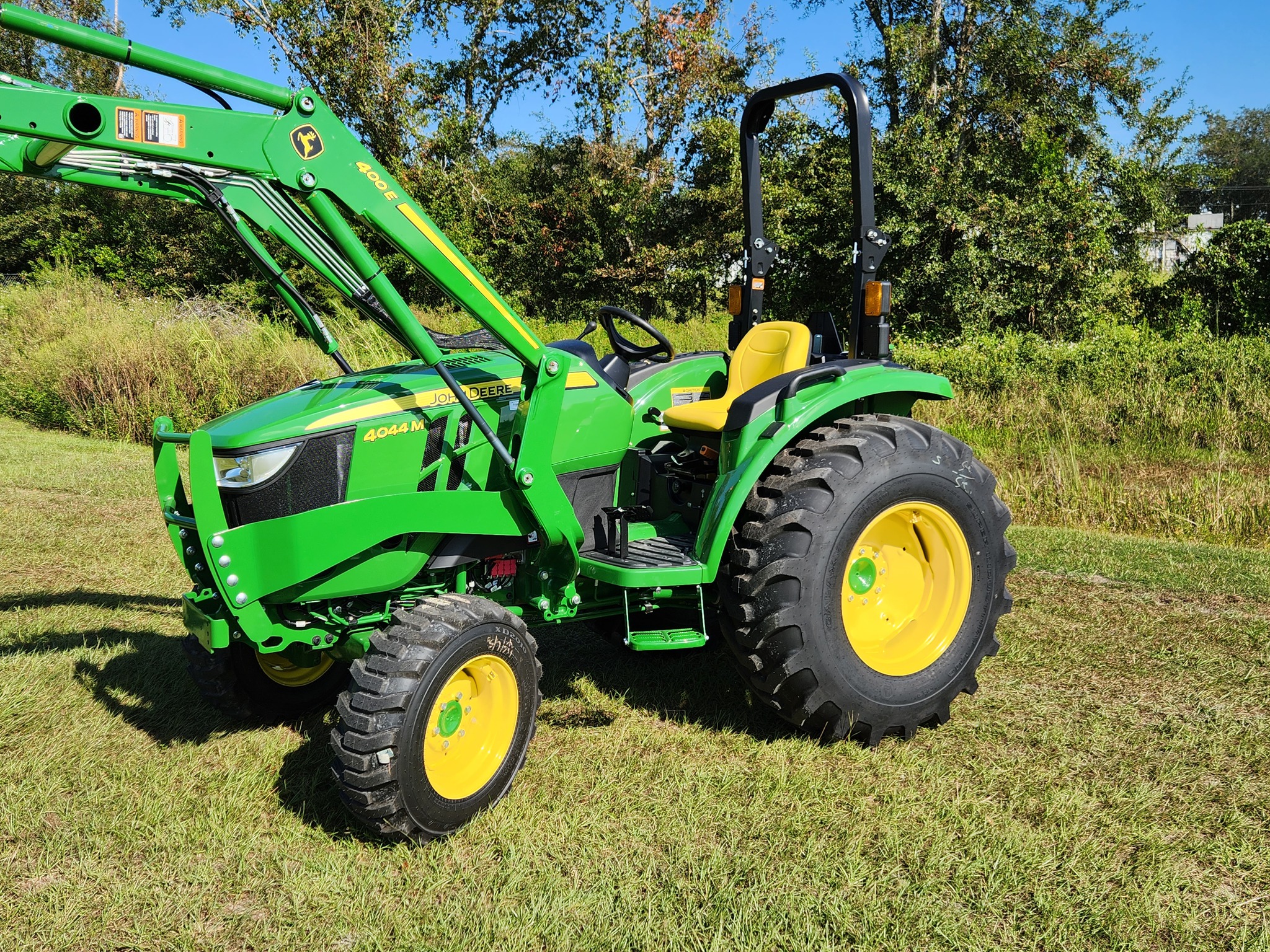 2023 John Deere 4044M Image 2