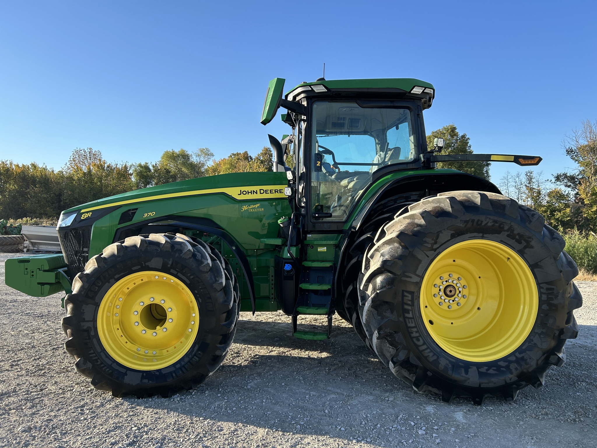  2023 John Deere 8R 370 at Heritage Tractor in Pittsburg, KS