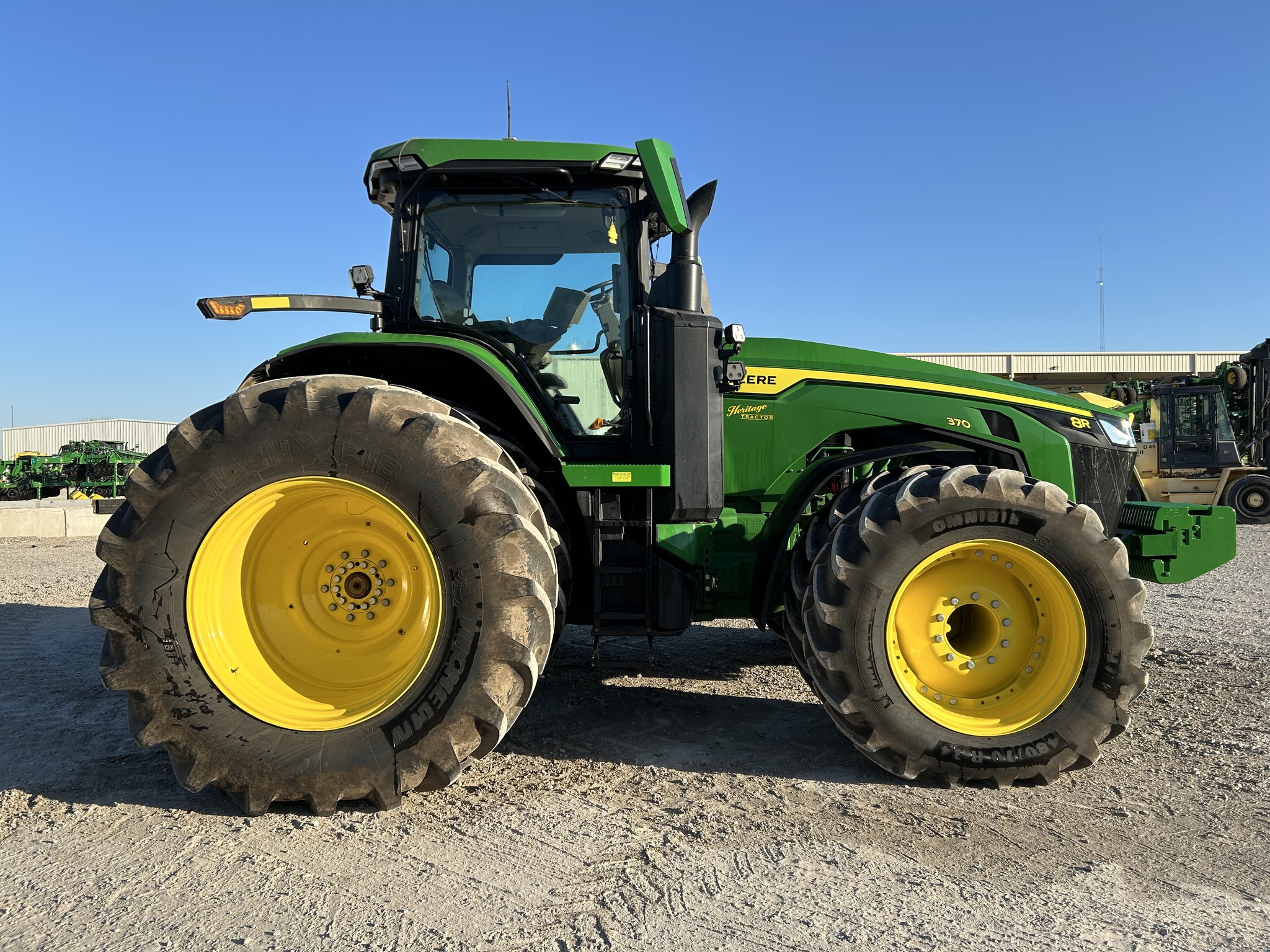  2023 John Deere 8R 370 at Heritage Tractor in Pittsburg, KS