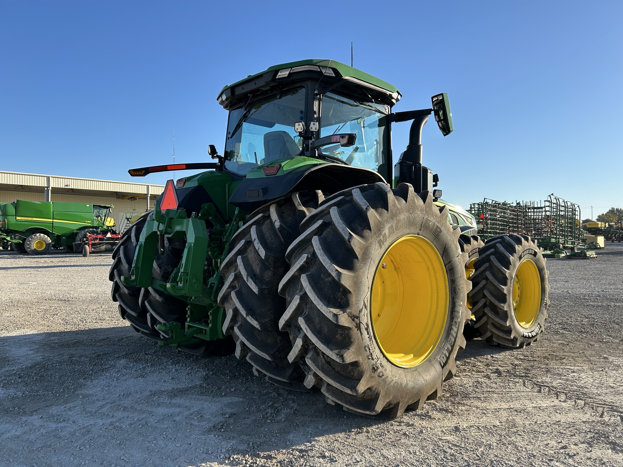  2023 John Deere 8R 370 at Heritage Tractor in Pittsburg, KS