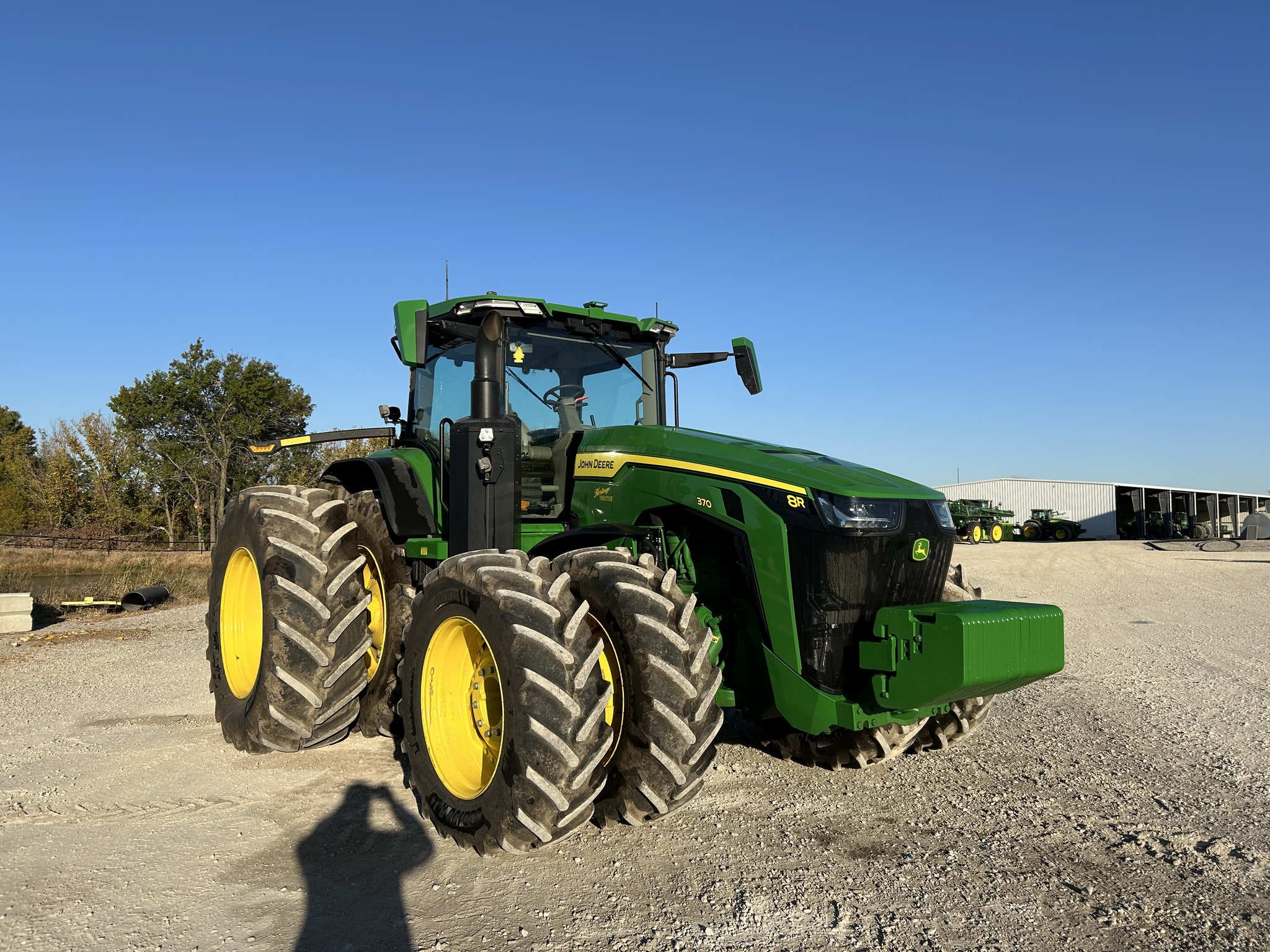  2023 John Deere 8R 370 at Heritage Tractor in Pittsburg, KS
