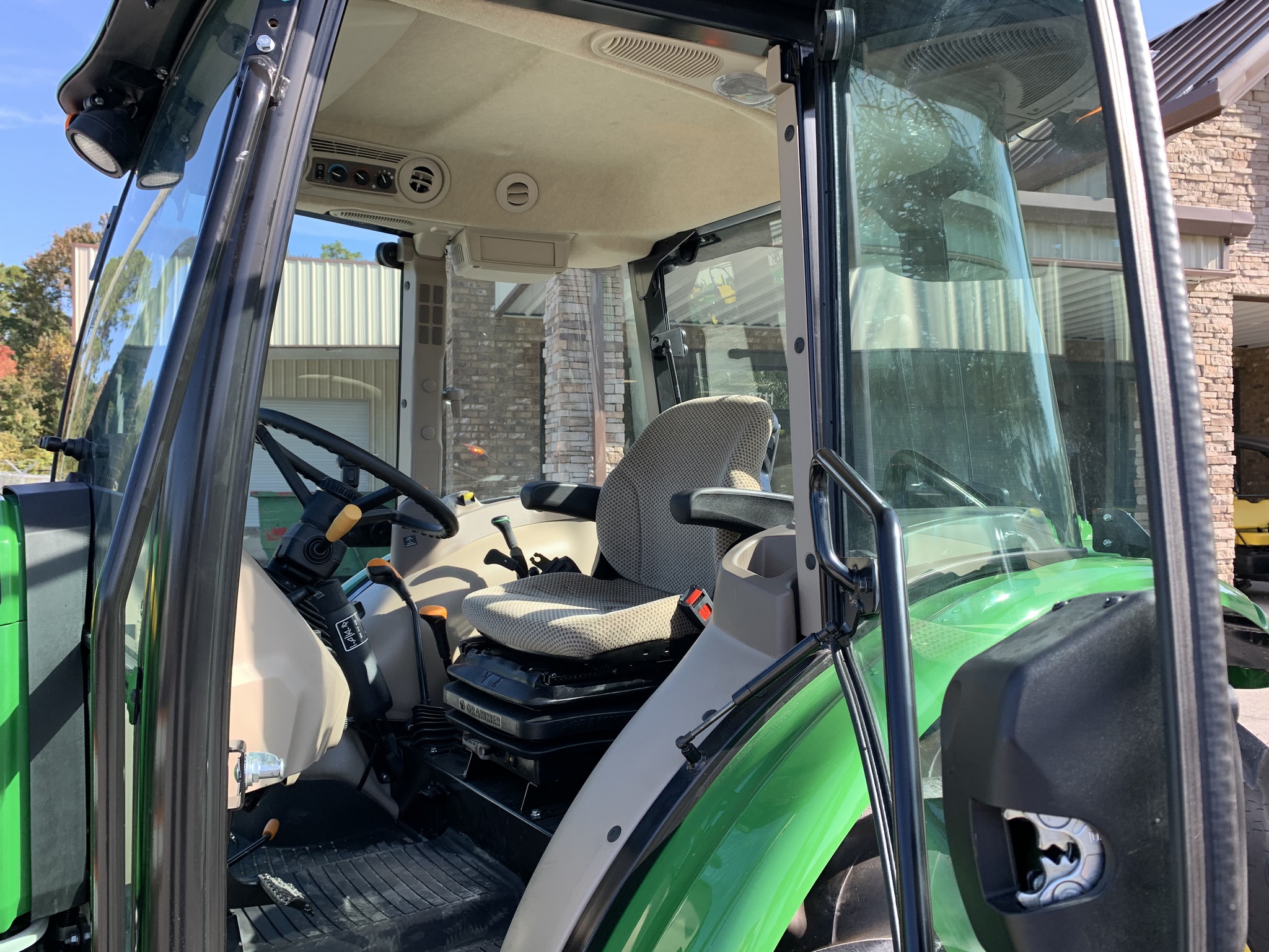 2025 John Deere 5075E Image 7