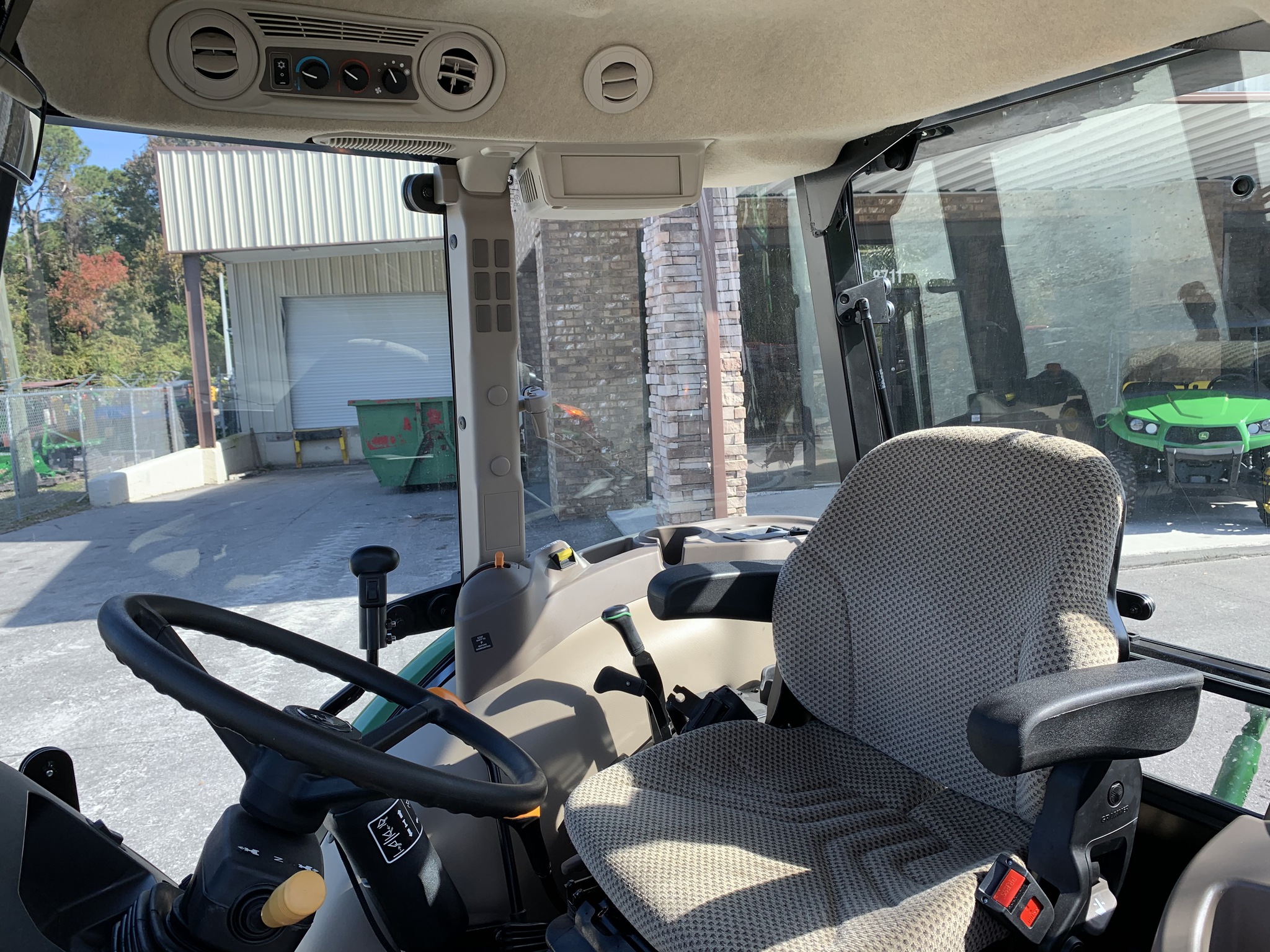 2025 John Deere 5075E Image 8