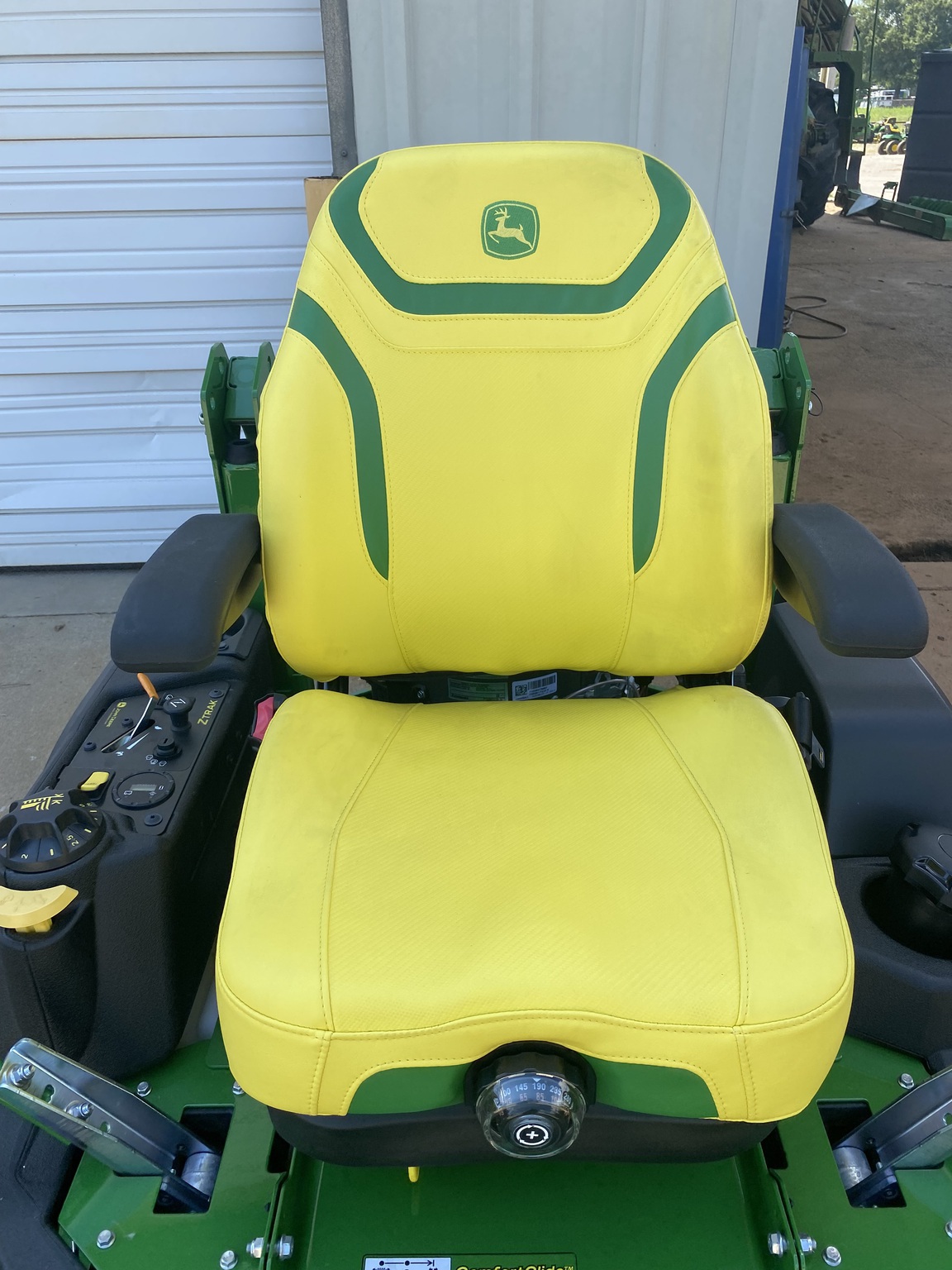 2025 John Deere Z760R Image 4