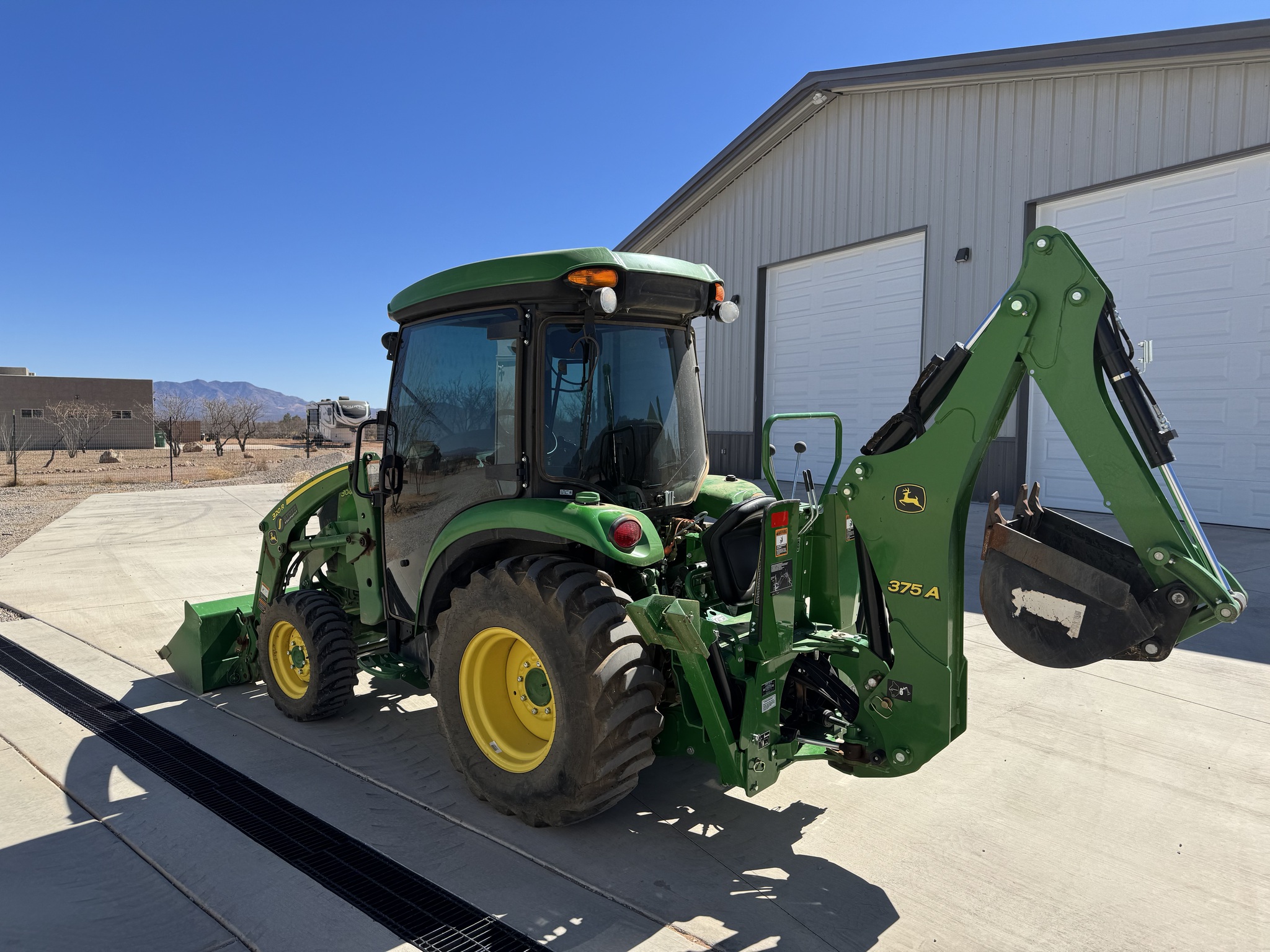 2022 John Deere 3046R Image 5