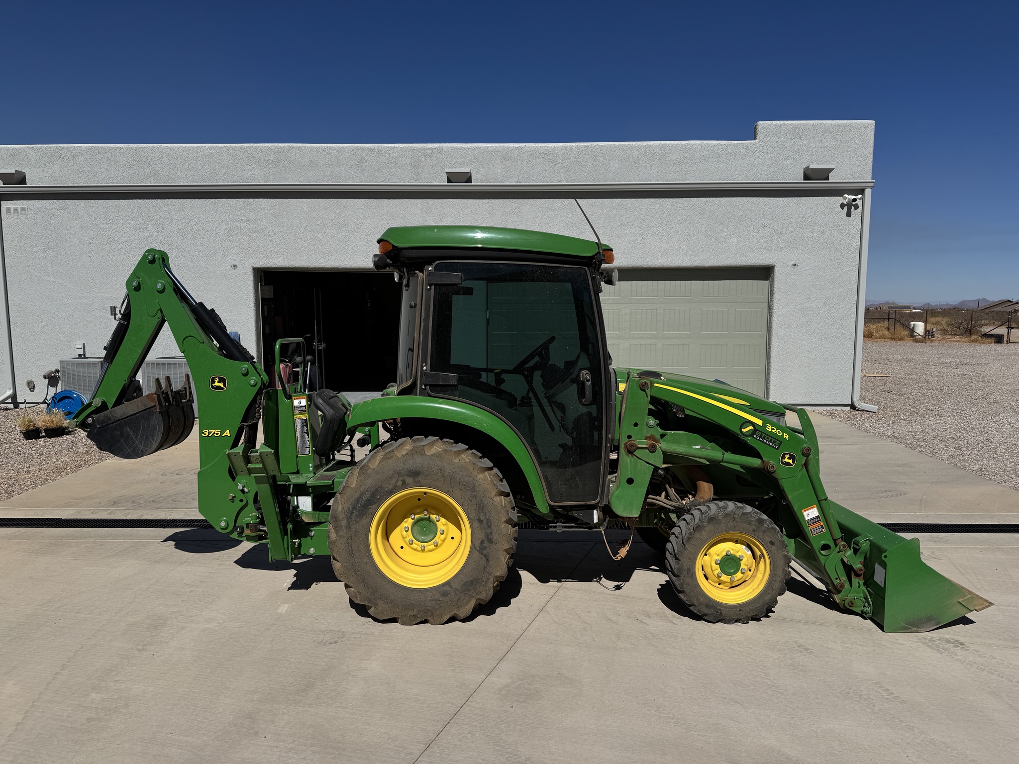 2022 John Deere 3046R Image 4