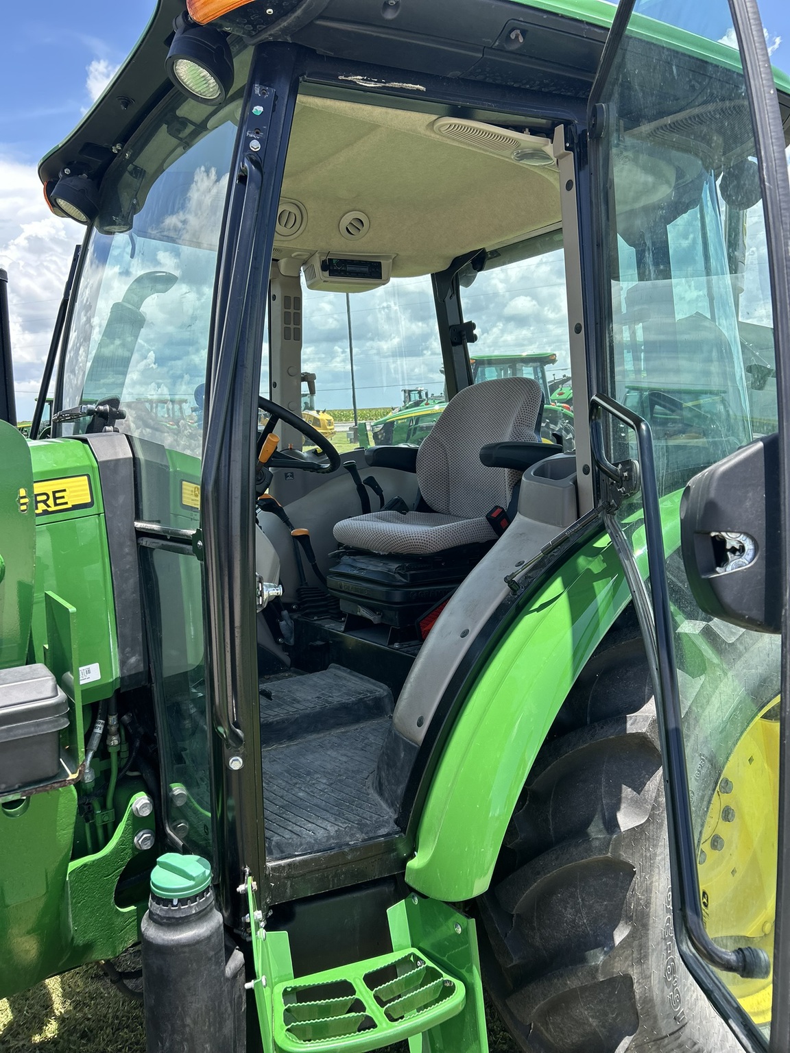 2023 John Deere 5075E Image 10
