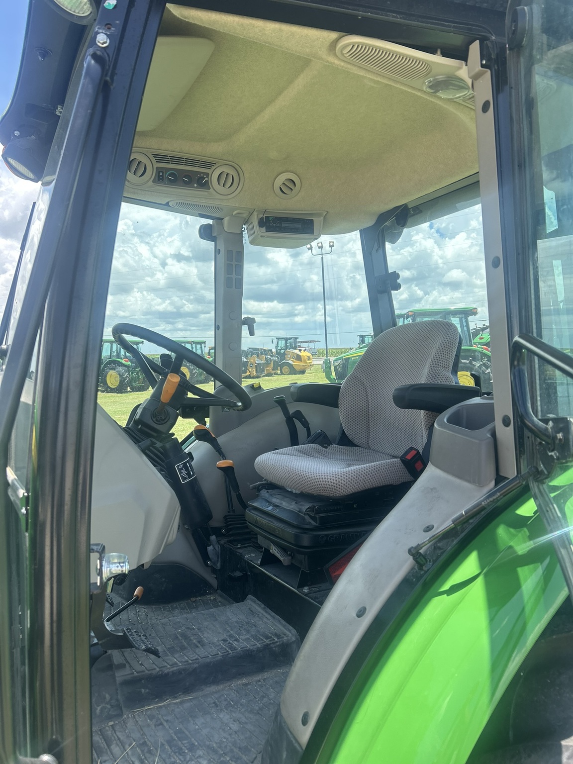 2023 John Deere 5075E Image 9