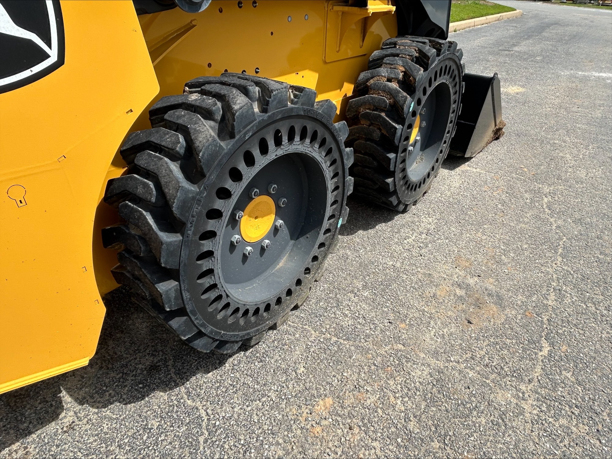 2025 John Deere 318G Image 6