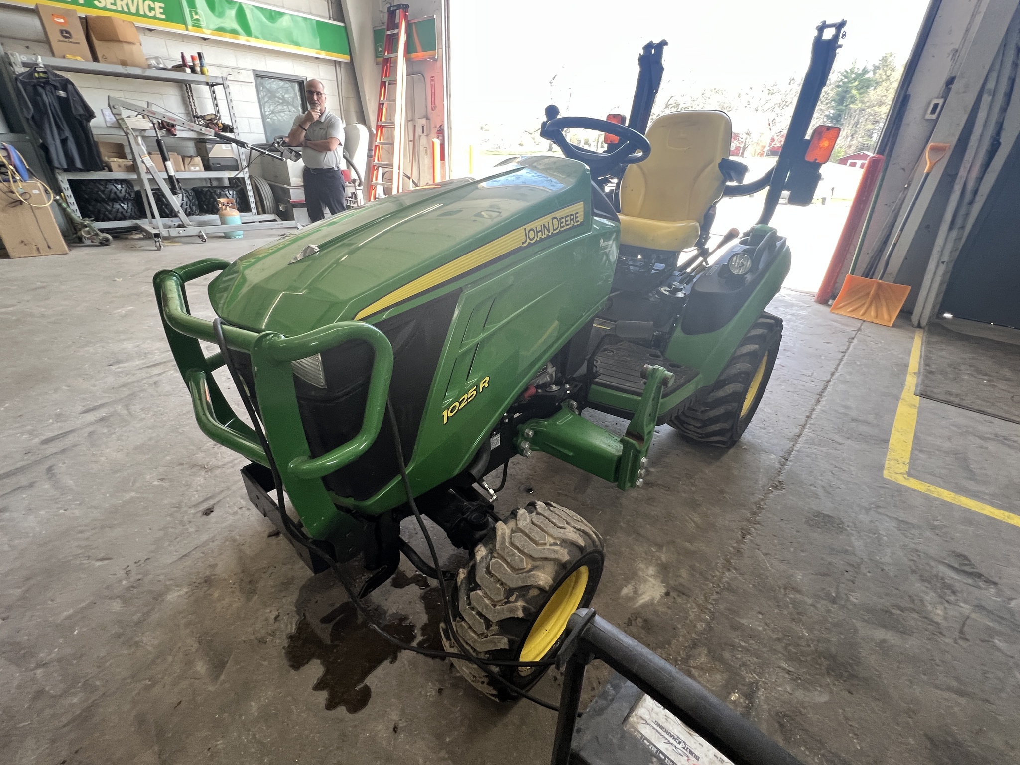 2014 John Deere 1025R Image 2