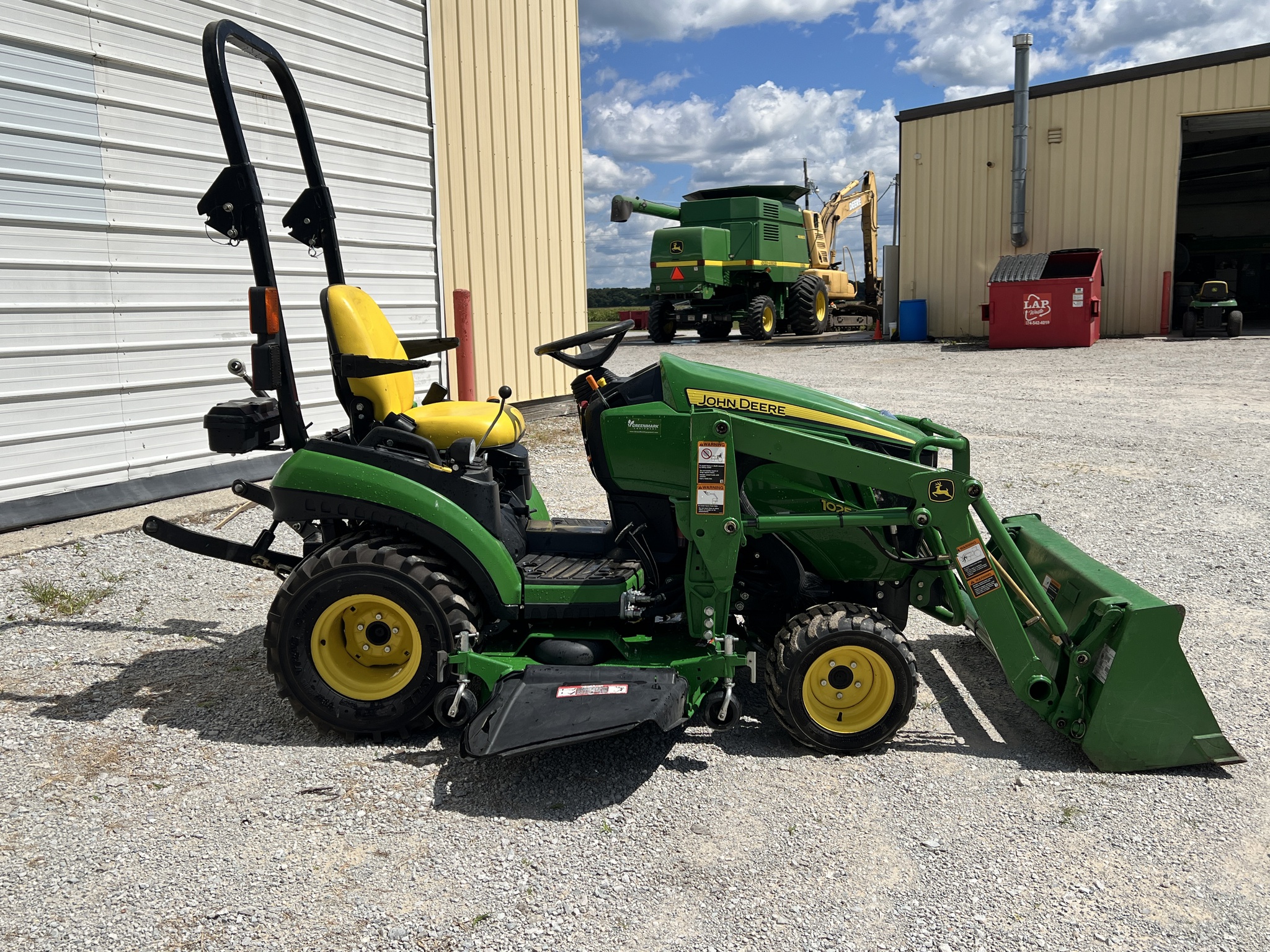 2014 John Deere 1025R Image 2