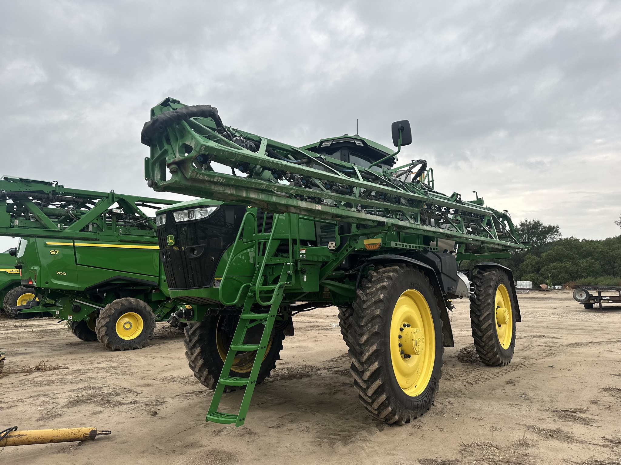 2025 John Deere 616R Image 3