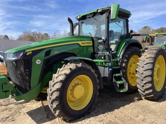 2023 John Deere 8R 250 Photo 3