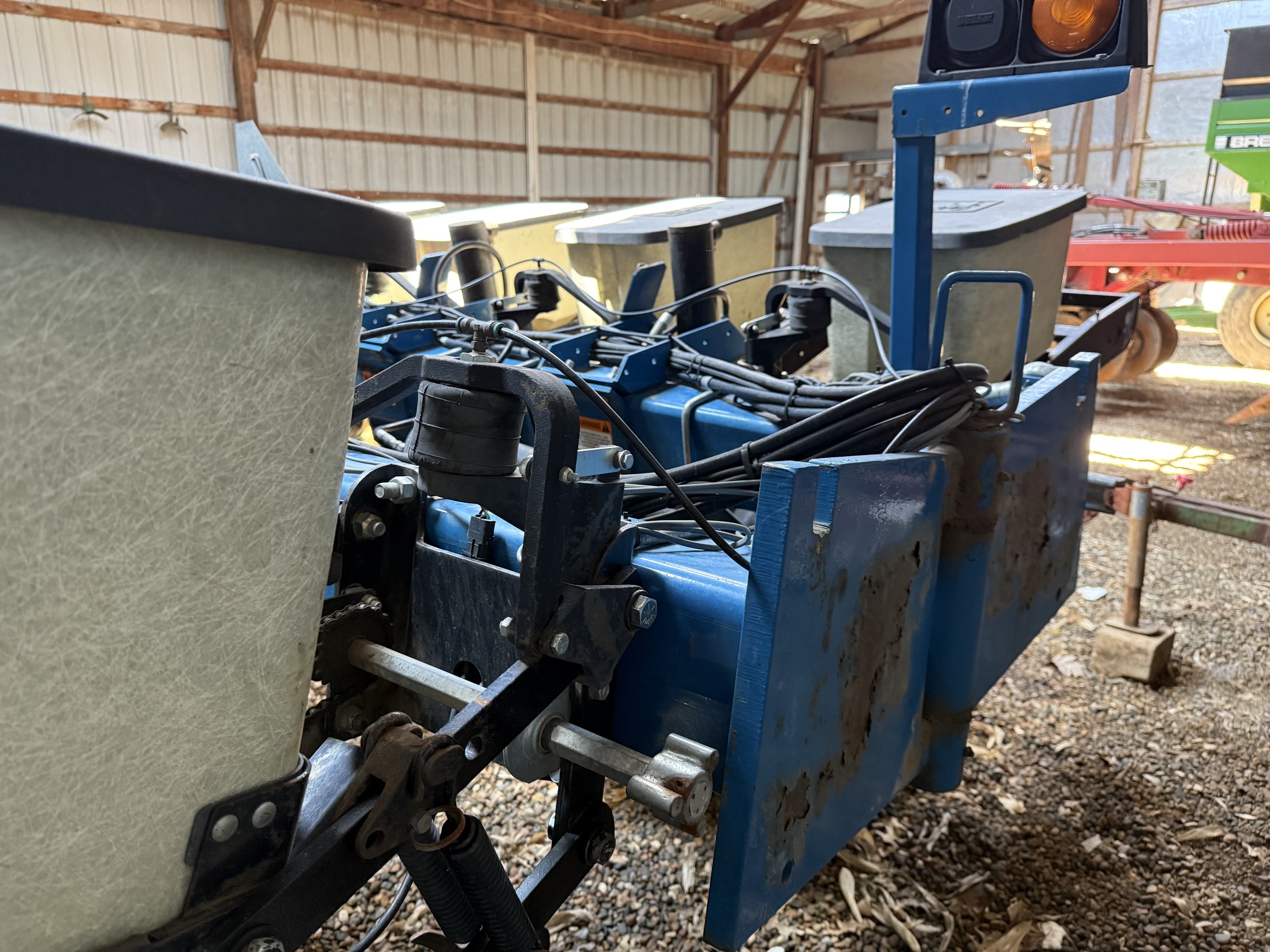 2000 Kinze 2210 Image 3