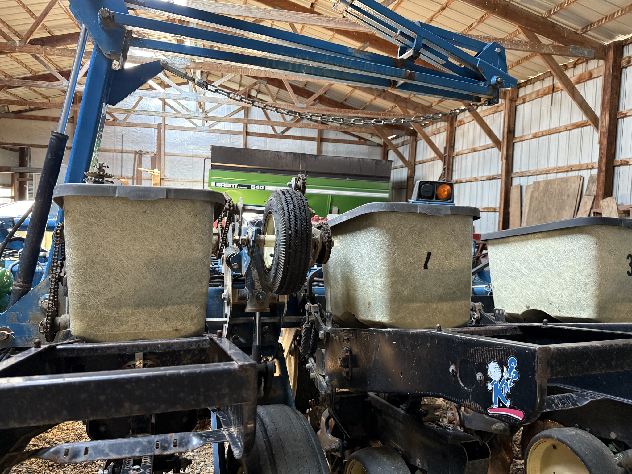 2000 Kinze 2210 Image 2