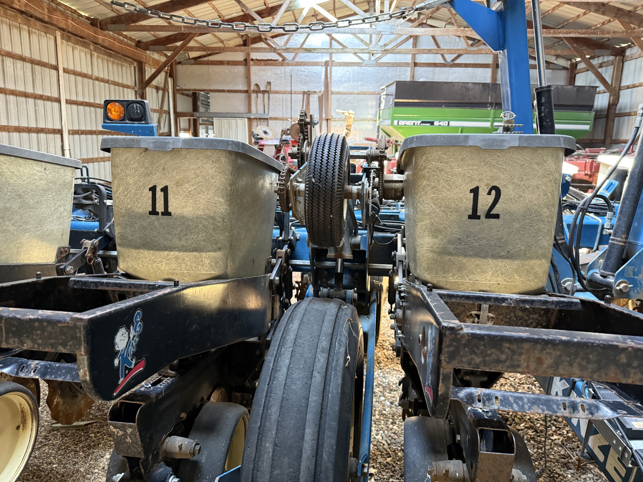 2000 Kinze 2210 Image 5