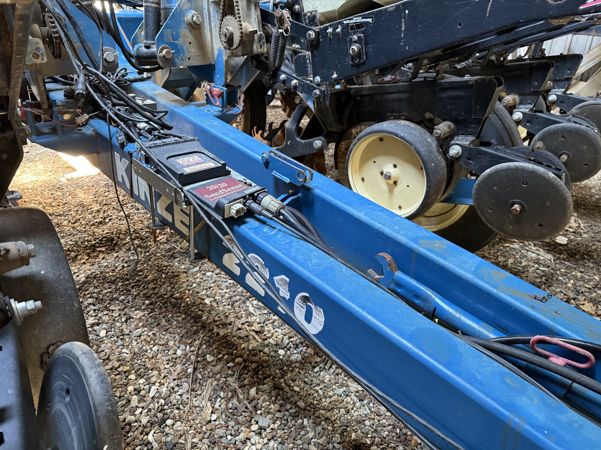 2000 Kinze 2210 Image 8
