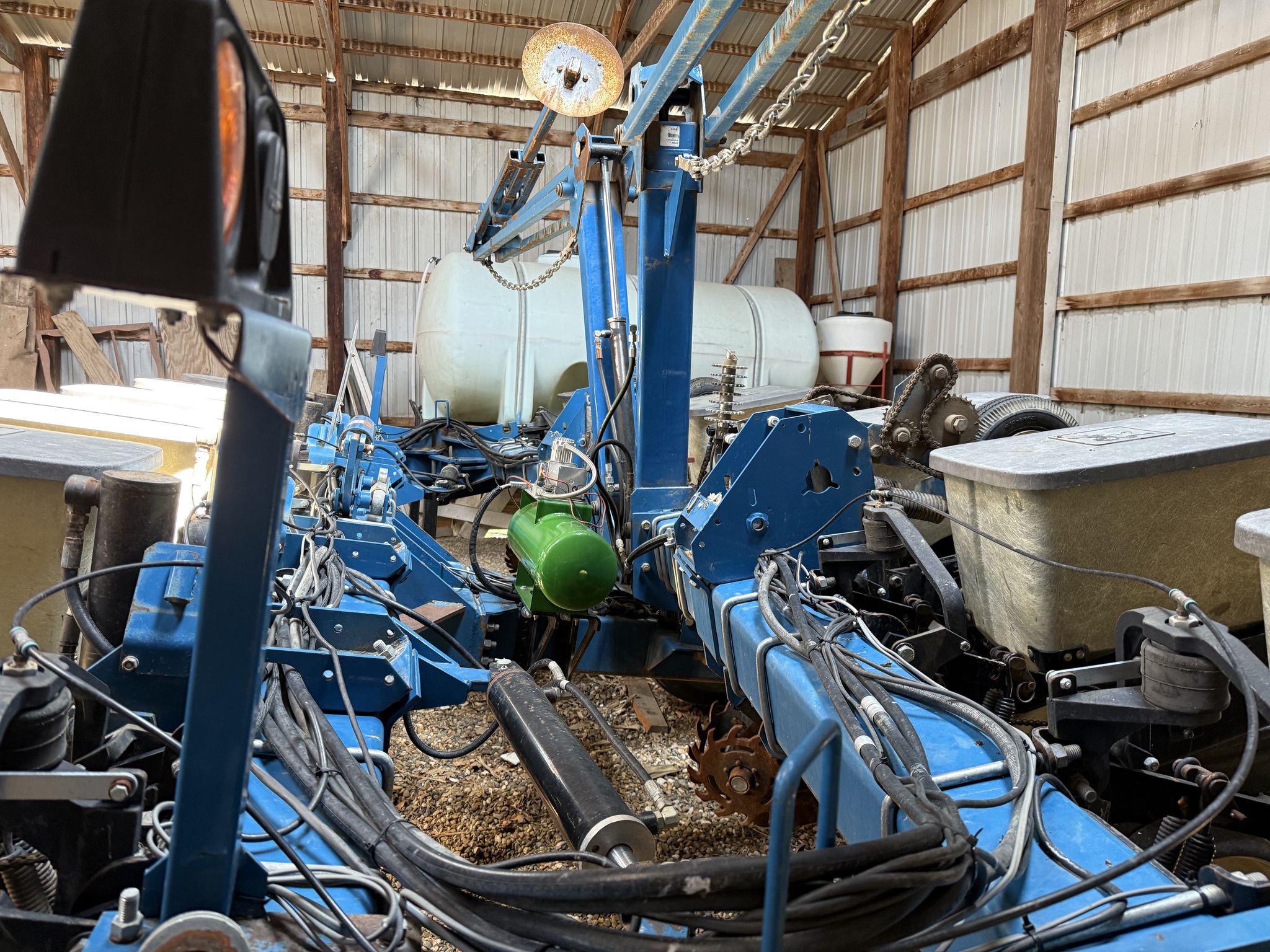 2000 Kinze 2210 Image 17