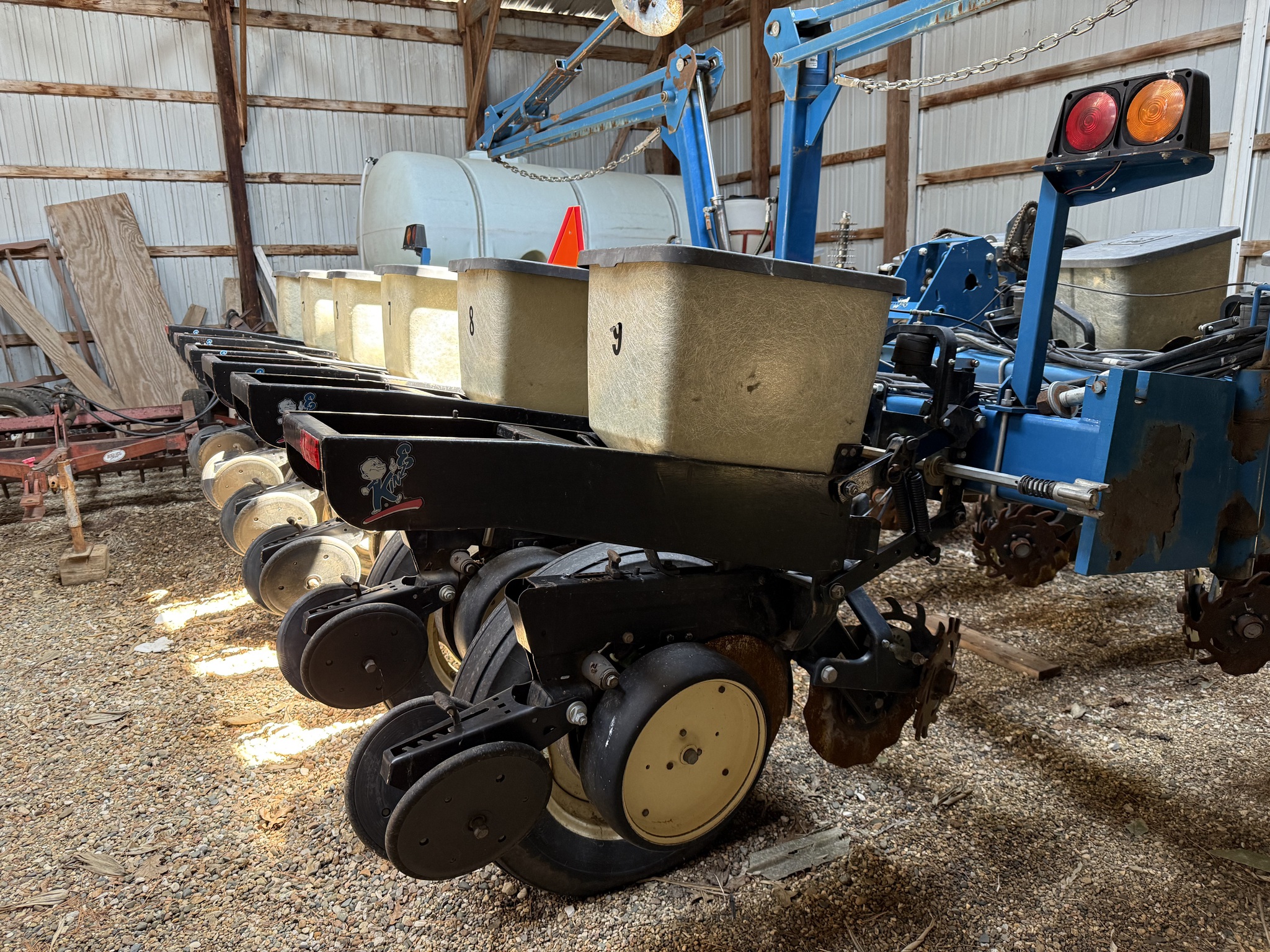 2000 Kinze 2210 Image 19