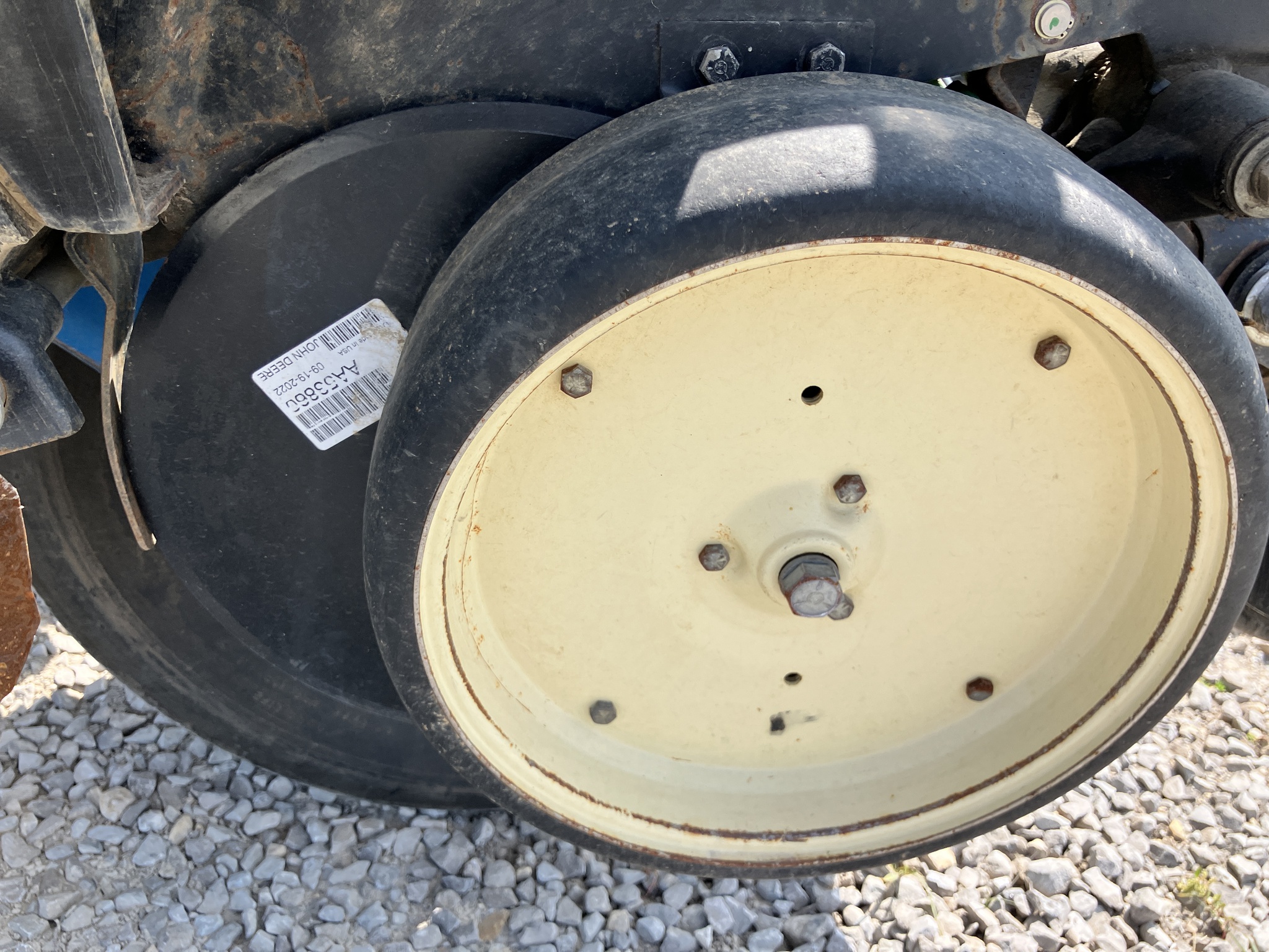 2000 Kinze 2210 Image 13