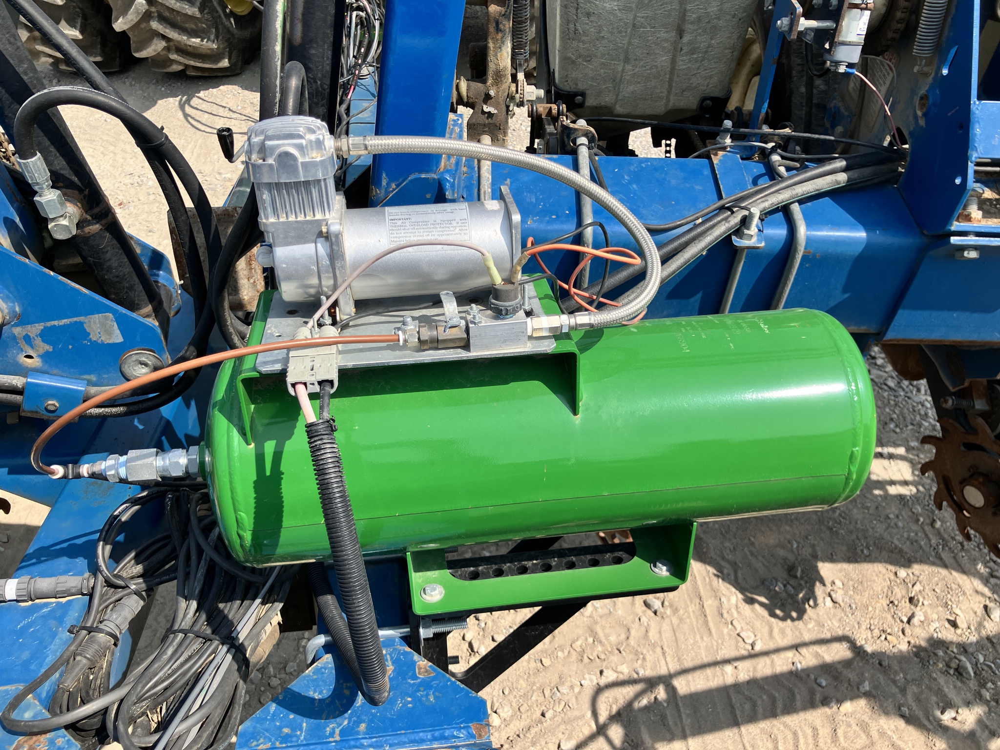 2000 Kinze 2210 Image 17