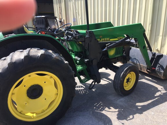 John Deere 5210