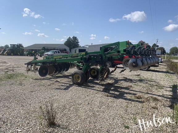 Photo of 2010 John Deere 2700
