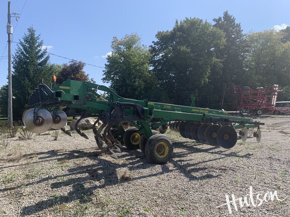 Photo of 2010 John Deere 2700