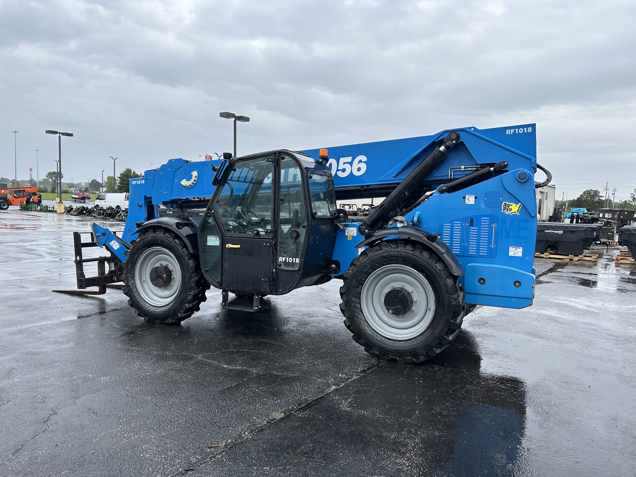2017 Genie GTH1056 Image 2