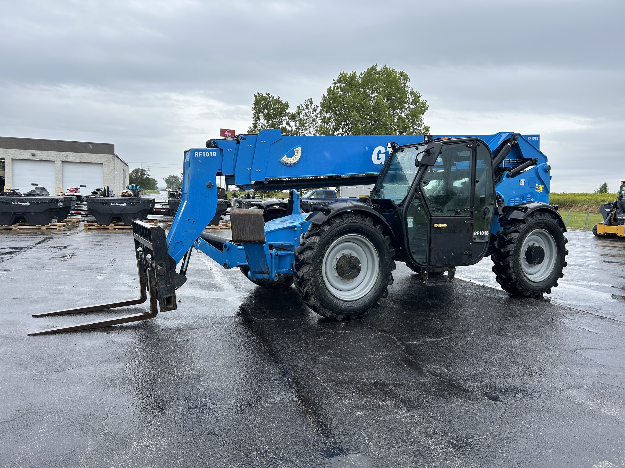 2017 Genie GTH1056 Image 1